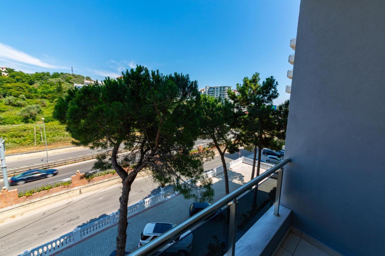 Ponari S Hotel Kryemedhej Luaran gambar