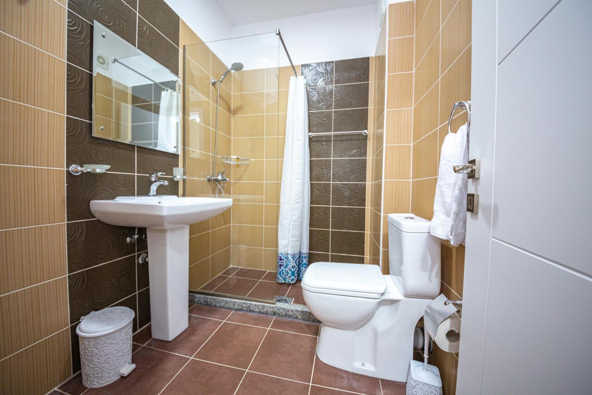Ponari S Hotel Kryemedhej Bilik gambar