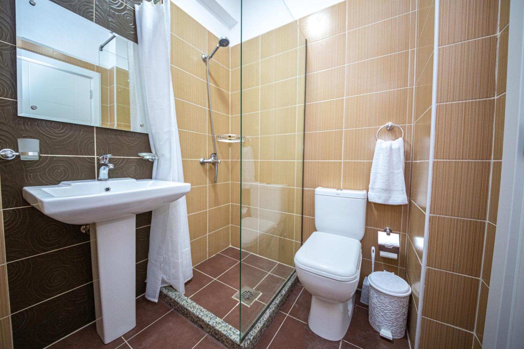 Ponari S Hotel Kryemedhej Bilik gambar