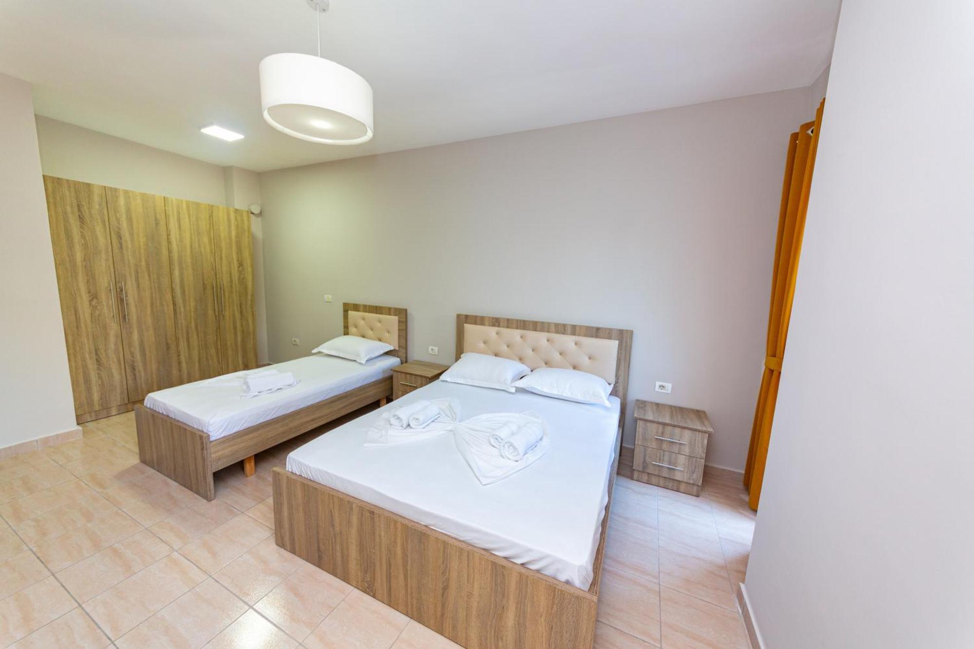 Ponari S Hotel Kryemedhej Bilik gambar